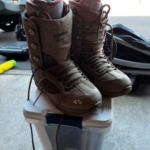 Thirty two snowboard boots
